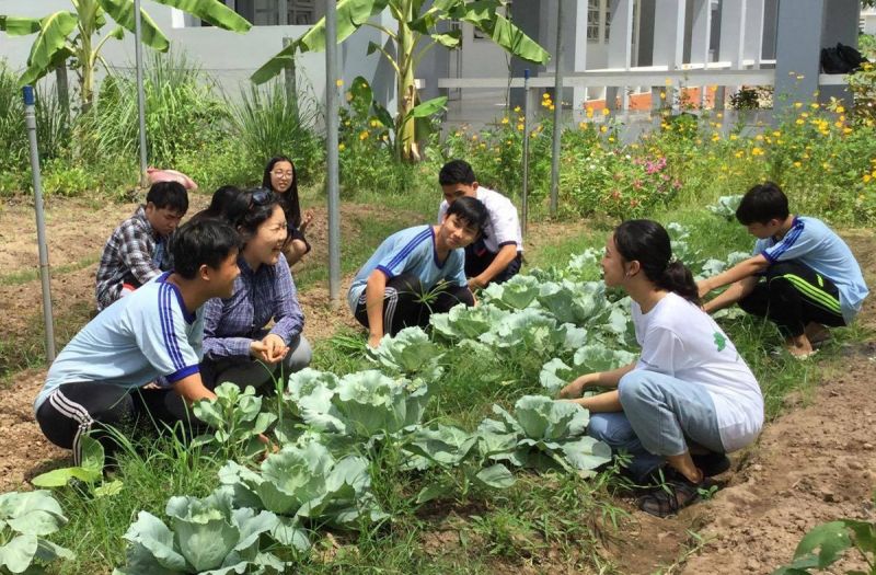 mayu ino với các em học sinh mayu ino với các em học sinh